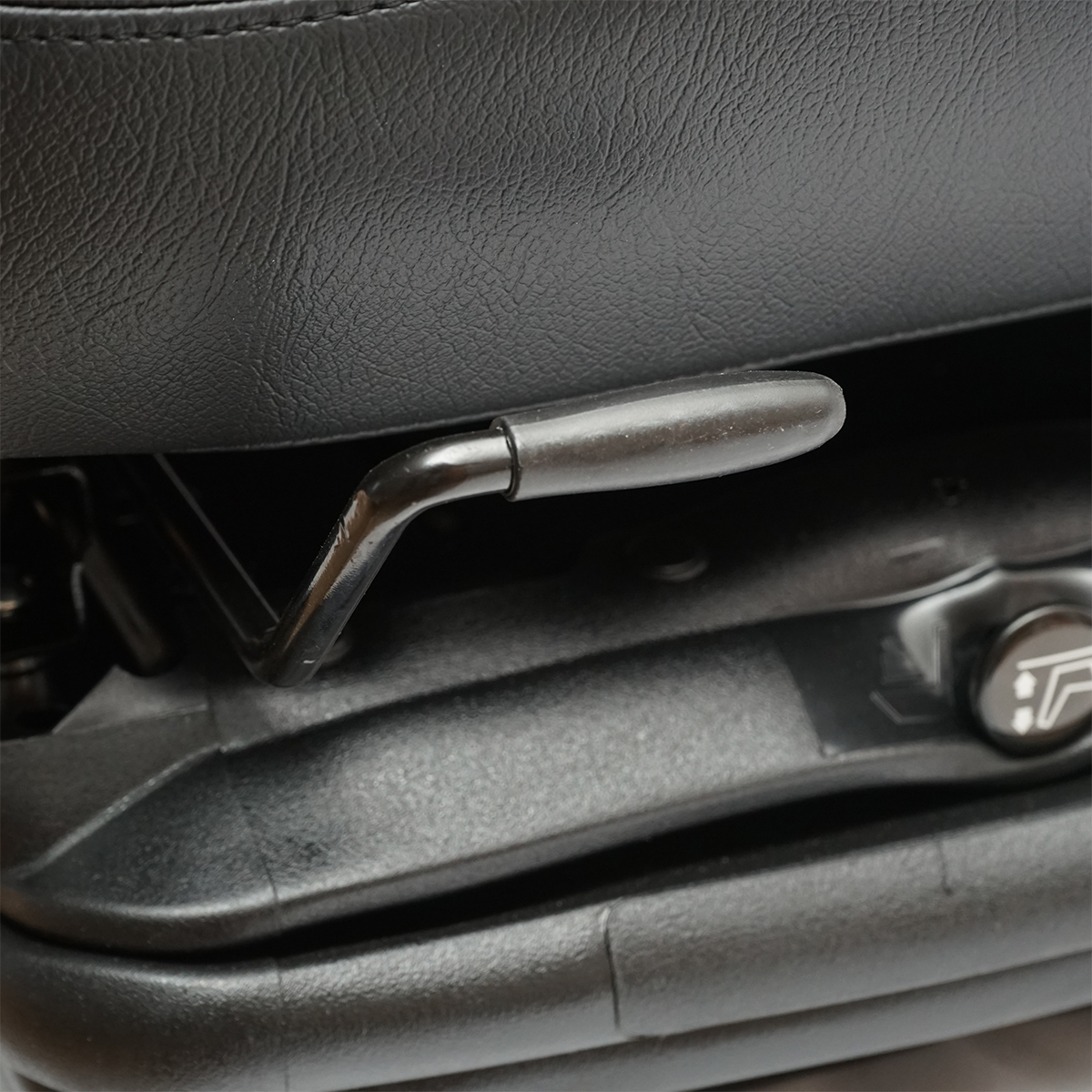 Scaun universal reglabil pentru tractor cu centura de siguranta, cotiere si suspensie 800x610mm - imagine 6