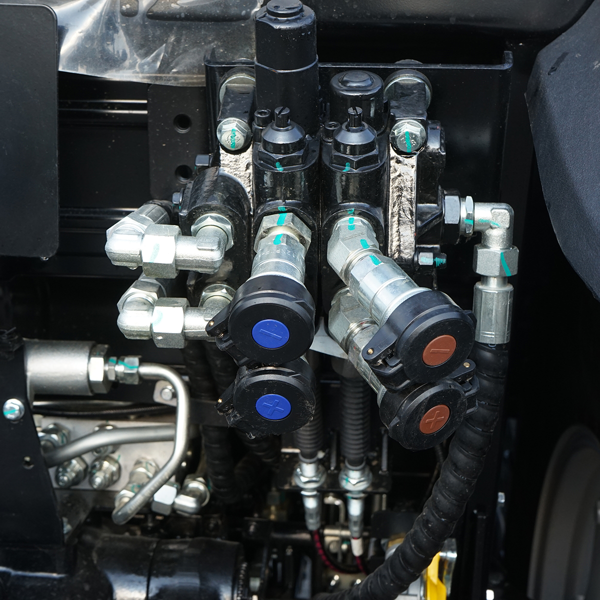 Tractor cu cabina 75HP 4x4 inmatriculabil, aer conditionat, motor Hyundai turbo DM02 LOVOL M754 - imagine 14