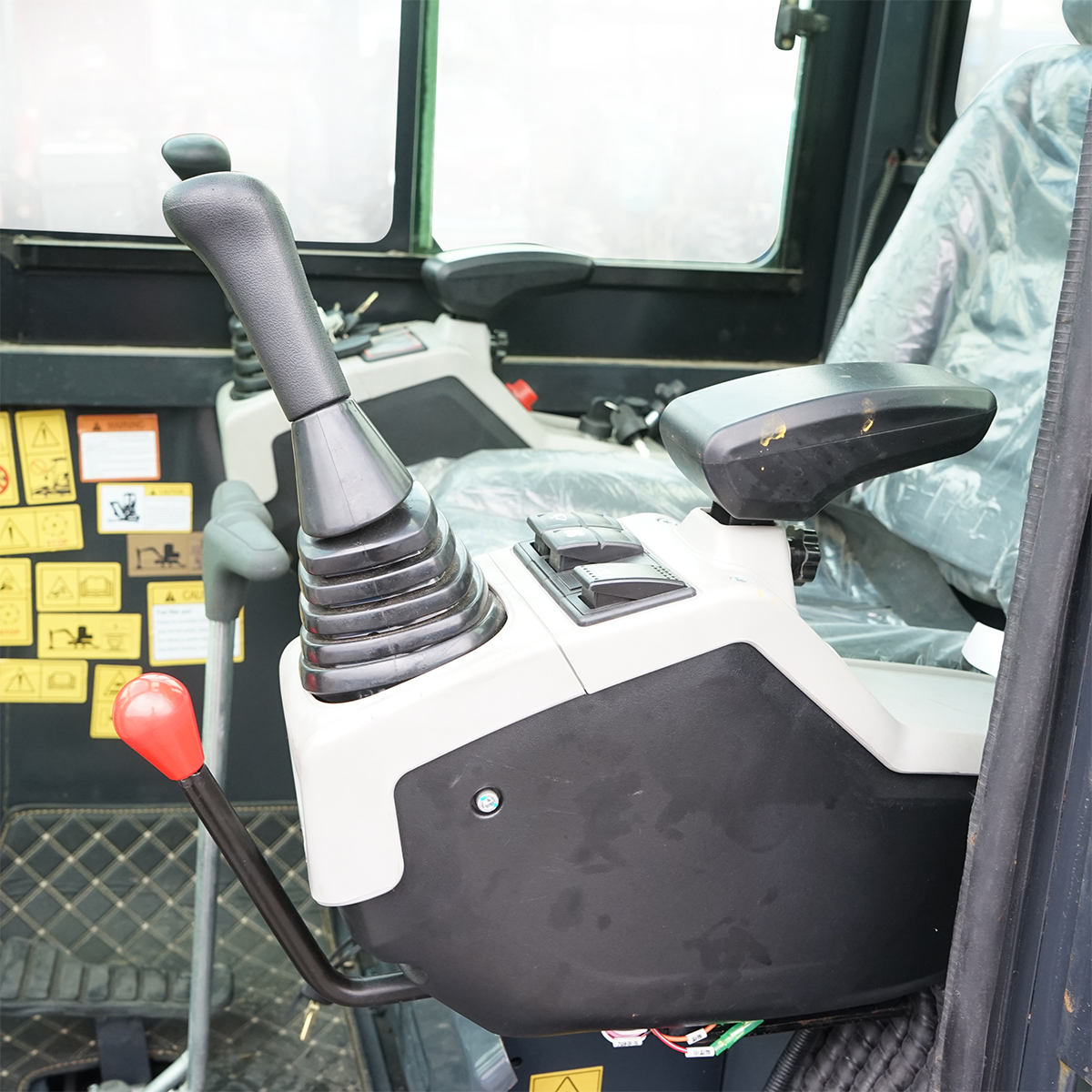 Mini excavator 2T cu cabina, motor diesel 25CP (18.4KW), adancime sapare 2120mm, capacitate ridicare 350Kg, 2 cupe incluse 400/770mm THOR - imagine 8