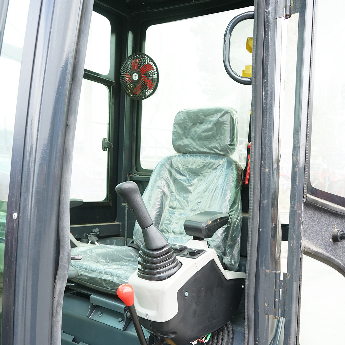 Mini excavator 2T cu cabina, motor diesel 25CP (18.4KW), adancime sapare 2120mm, capacitate ridicare 350Kg, 2 cupe incluse 400/770mm THOR - imagine 7