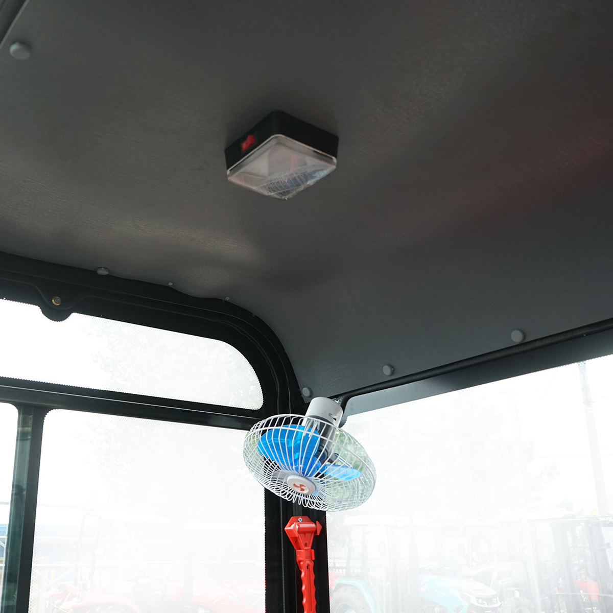 Mini excavator 1.8T cu cabina, motor diesel 25CP, rotire 360 grade, adancime sapare 2300mm, capacitate ridicare 350Kg, 2 cupe incluse 420/985mm THOR - imagine 10