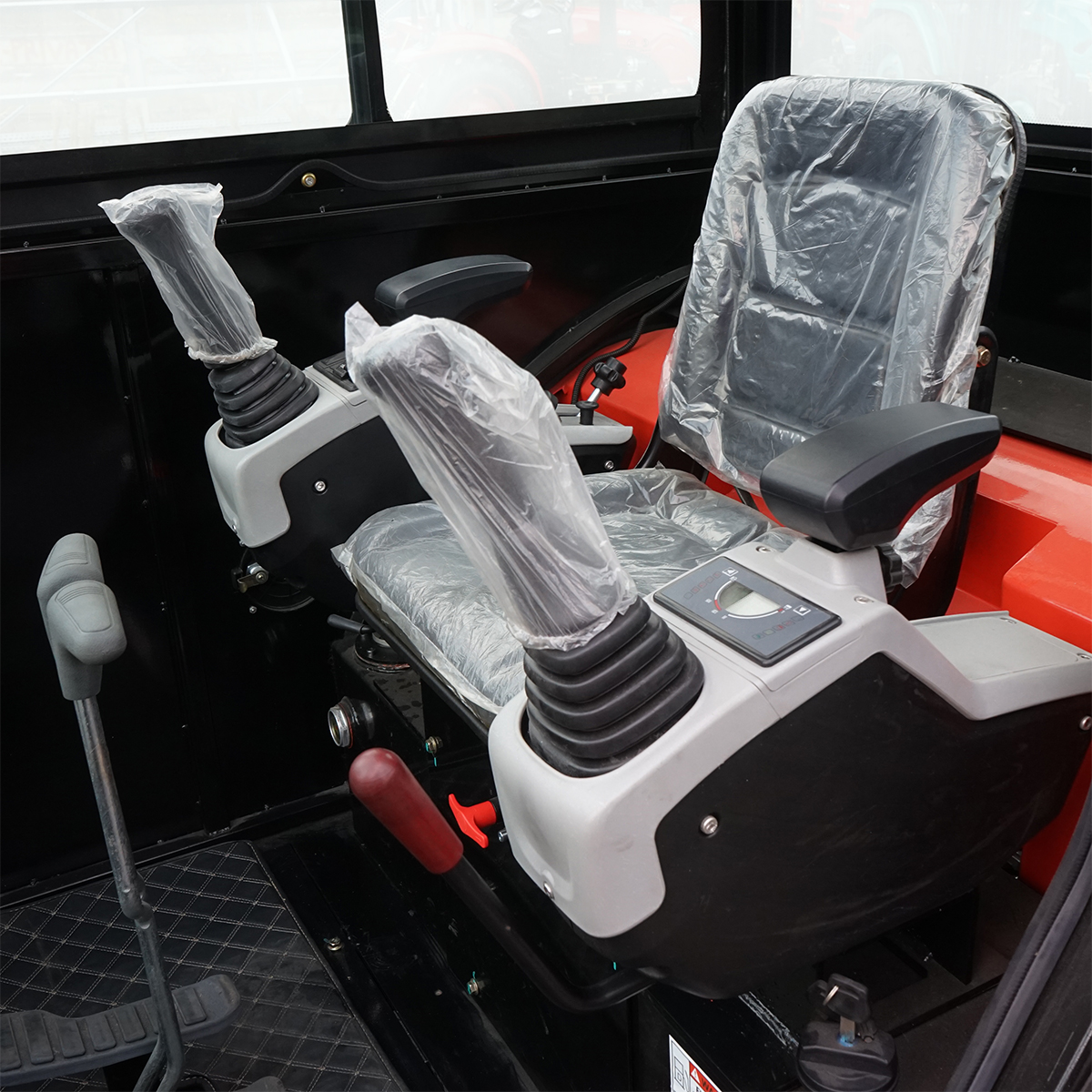 Mini excavator 1.8T cu cabina, motor diesel 25CP, rotire 360 grade, adancime sapare 2300mm, capacitate ridicare 350Kg, 2 cupe incluse 420/985mm THOR - imagine 8