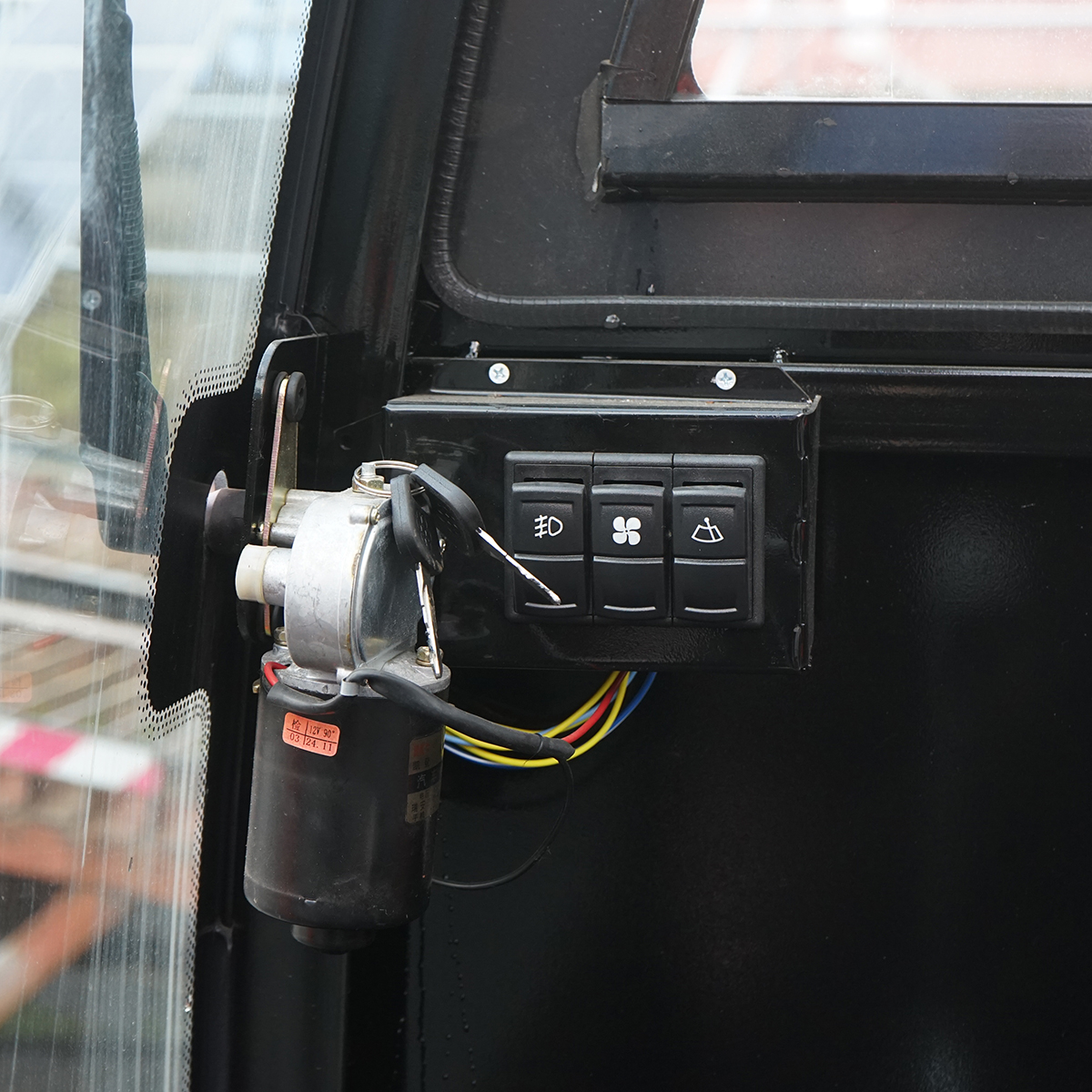 Mini excavator 1.8T cu cabina, motor diesel 25CP, rotire 360 grade, adancime sapare 2300mm, capacitate ridicare 350Kg, 2 cupe incluse 420/985mm THOR - imagine 11