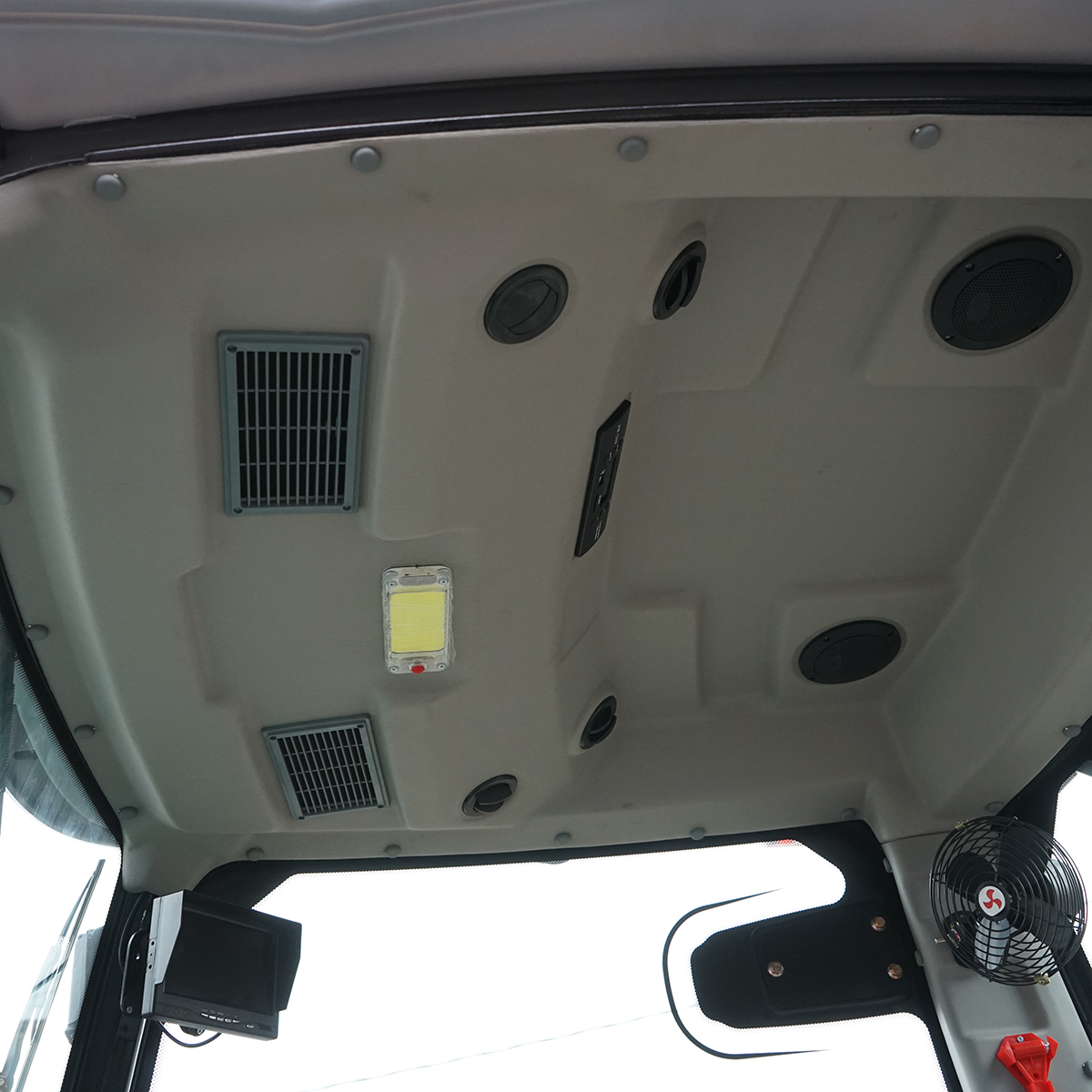 Tractor 60CP 4x4 cu cabina, motor YTO diesel, camere video KONIG 604 - imagine 11