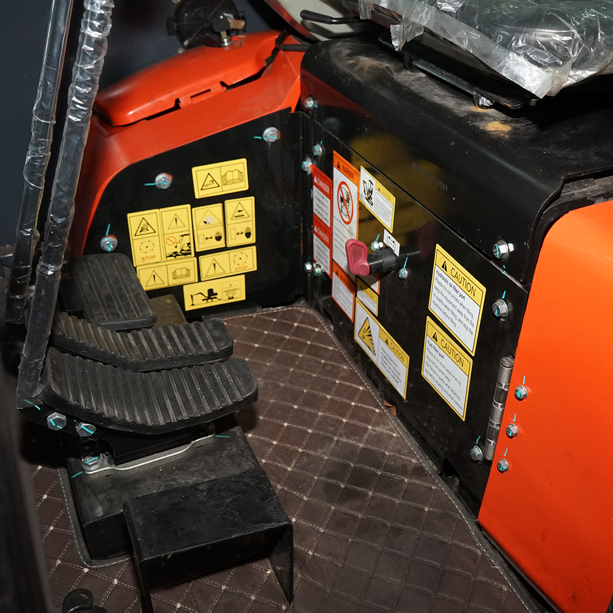 Mini excavator 1.4T cu cabina, motor diesel 25CP, rotire 360 grade, adancime sapare 2200mm, capacitate ridicare 350Kg, cupa 400x400x300mm THOR - imagine 14