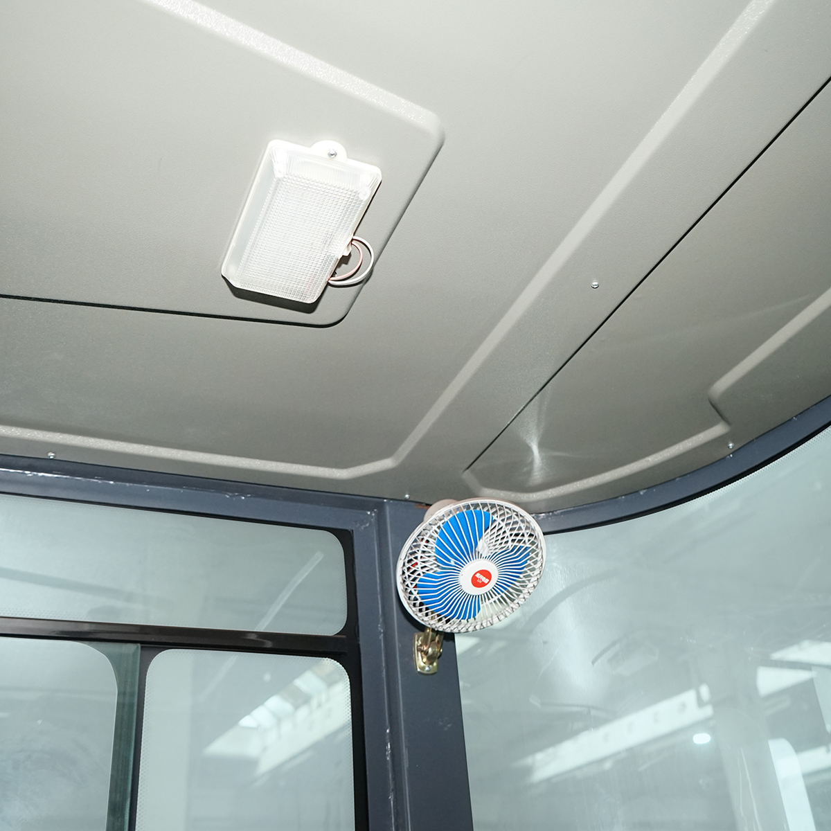 Mini excavator 1.4T cu cabina, motor diesel 25CP, rotire 360 grade, adancime sapare 2200mm, capacitate ridicare 350Kg, cupa 400x400x300mm THOR - imagine 12