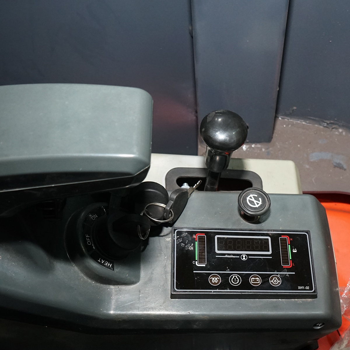 Mini excavator 1.4T cu cabina, motor diesel 25CP, rotire 360 grade, adancime sapare 2200mm, capacitate ridicare 350Kg, cupa 400x400x300mm THOR - imagine 13