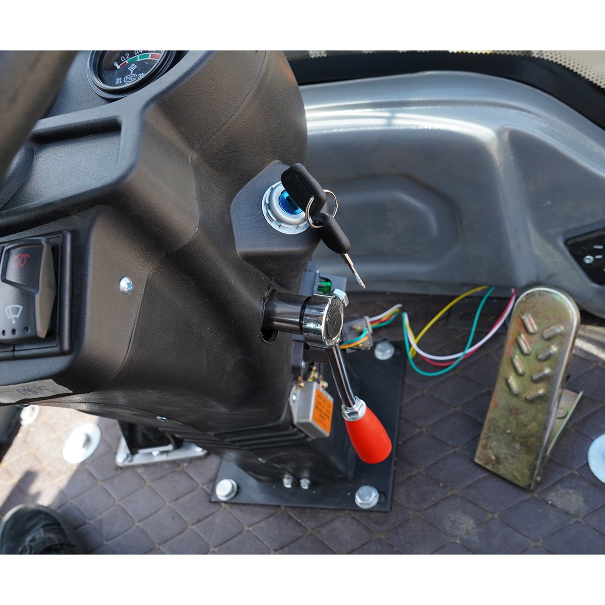 Incarcator frontal articulat WOLA 1T, 4x4, motor diesel 57CP, cupa cu gheara 0.8 m³ THOR - imagine 12