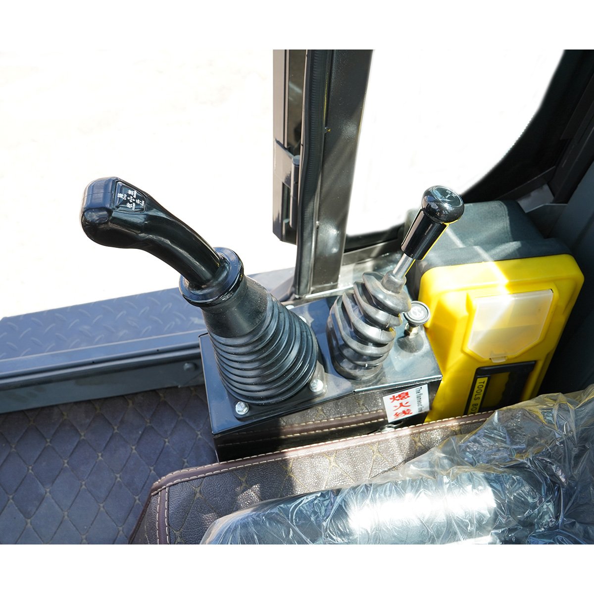 Incarcator frontal articulat WOLA 1T, 4x4, motor diesel 57CP, cupa cu gheara 0.8 m³ THOR - imagine 14