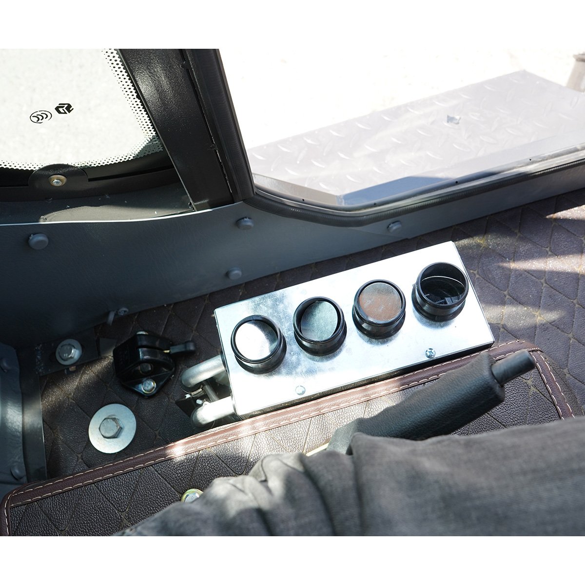 Incarcator frontal articulat WOLA 1T, 4x4, motor diesel 57CP, cupa cu gheara 0.8 m³ THOR - imagine 16