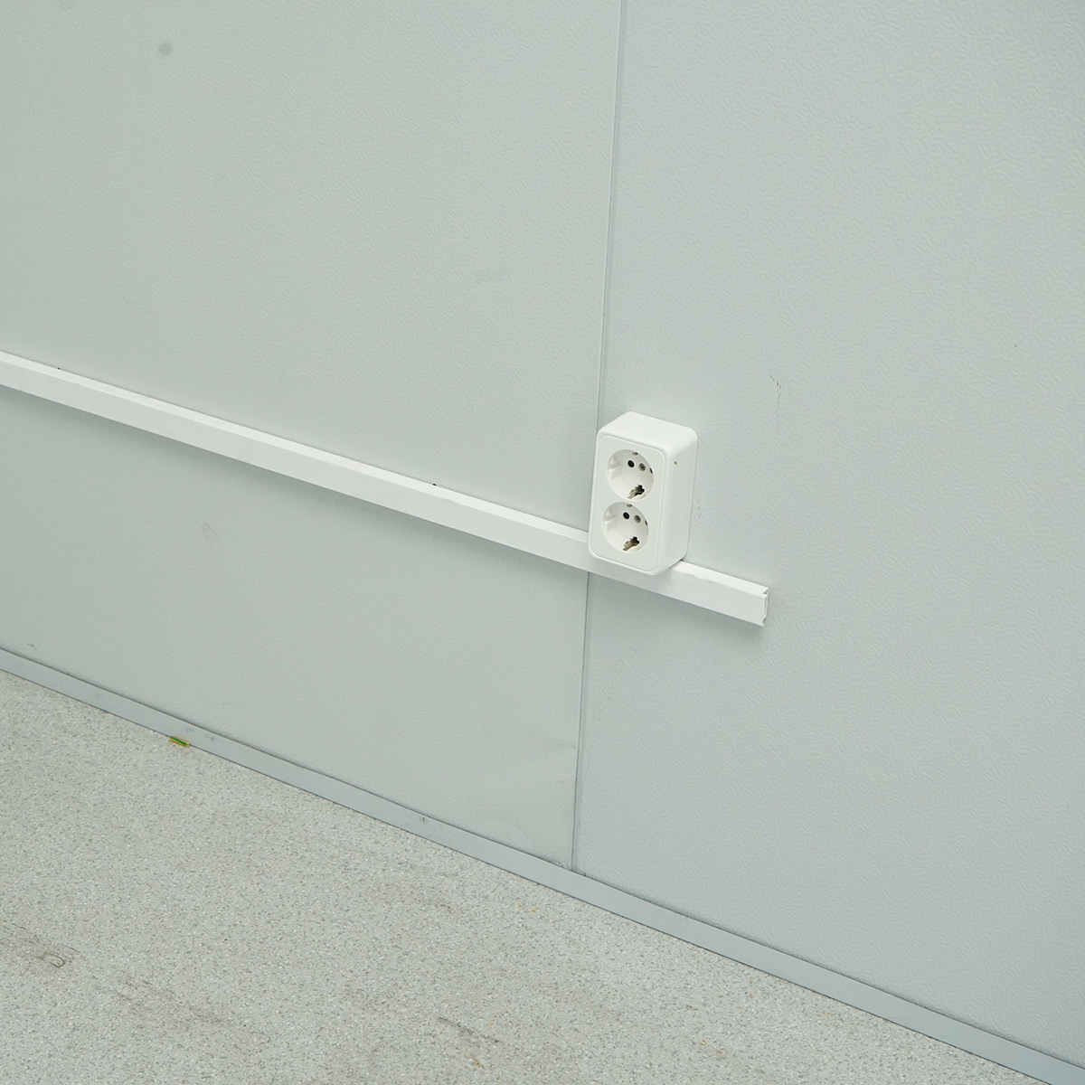 Container tip casa 600x300x290cm cu geam dublu, usa simpla si instalatie electrica - imagine 8